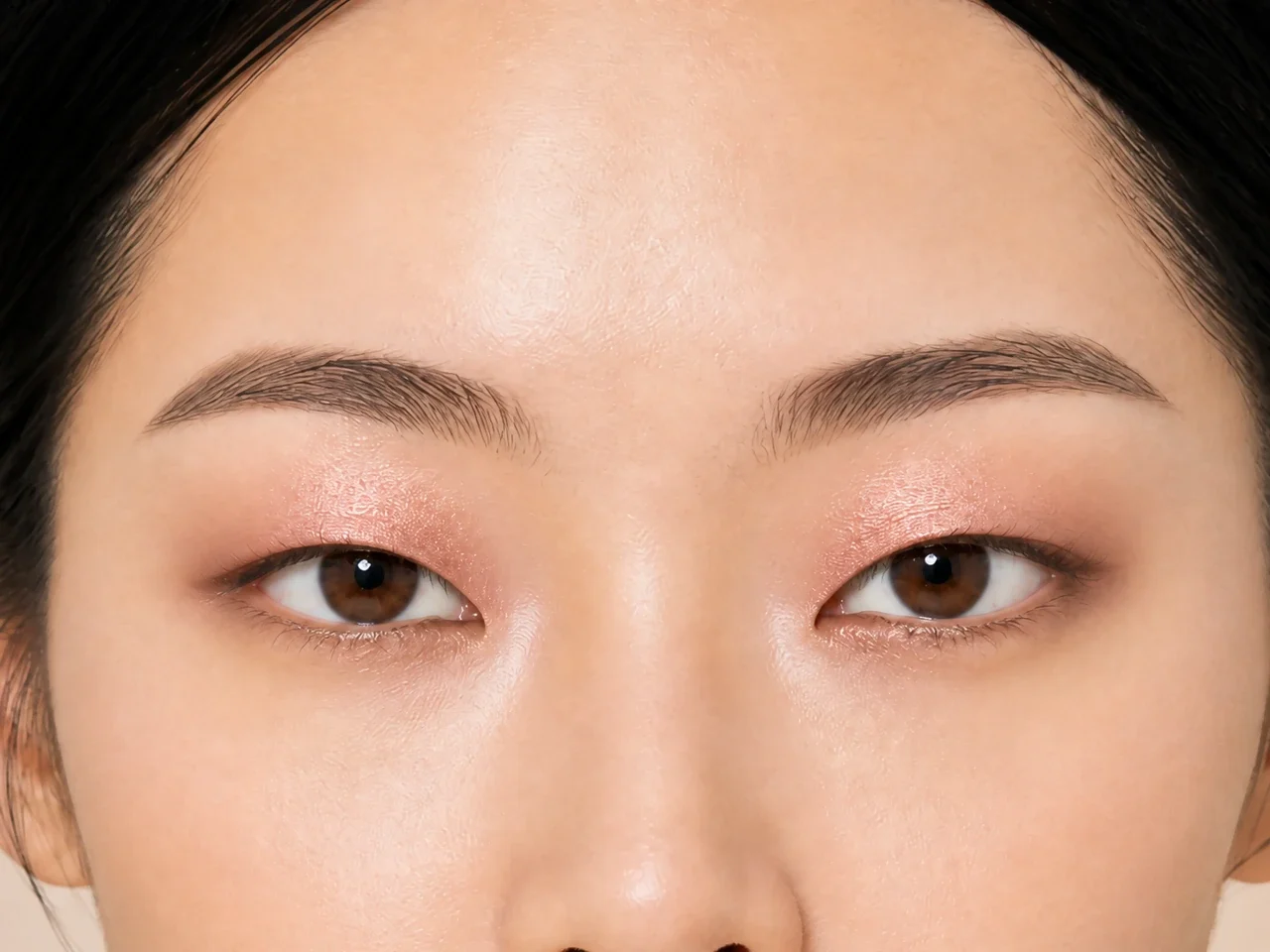 Step 4 of Soft Shimmer Makeup for Monolids, showing rose copper is clearly visible at center visible lid while the transition border stays intact.