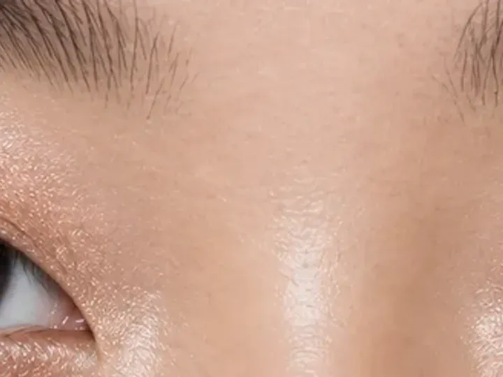Step 4 of Soft Shimmer Makeup for Monolids, showing rose copper is clearly visible at center visible lid while the transition border stays intact.