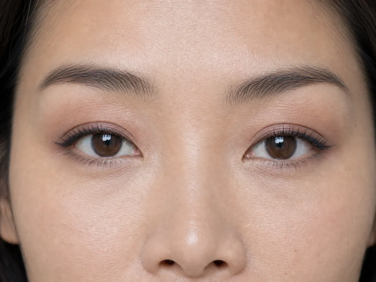 Step 7 of Soft Glam for Hooded Eyes, showing the center and outer lashes lift clear of the lid and remain individually separated.